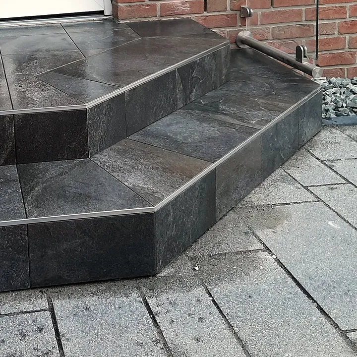 Stufen außen, dunkle Platten