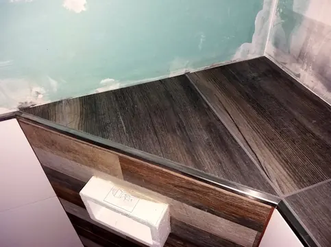 Ablage und Vorwand in Holzoptik