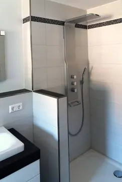 Dusche mit Mosaikband, Hochformat