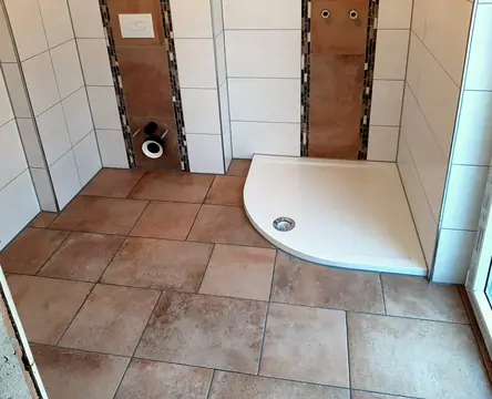 Bad mit Terrakotta-Boden und Duschwanne