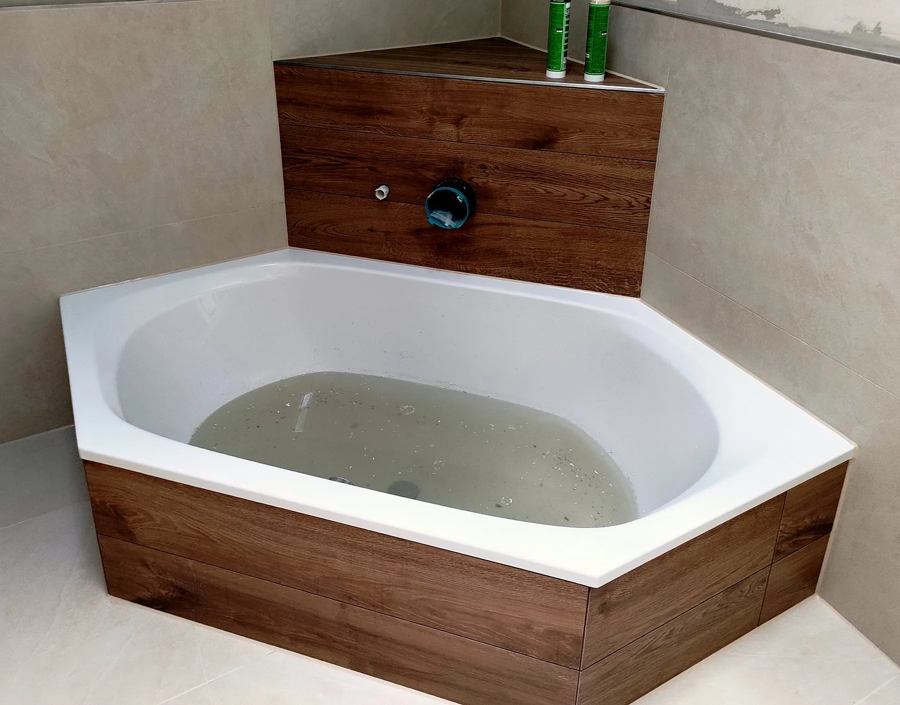 Fertige Eckbadewanne mit Verkleidung in Holzoptik, Juni 2022